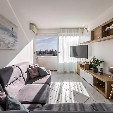 Sundowners Apartment, 52qm, Double & Two Single Beds, 10 Min From Old Town Of Apartman *