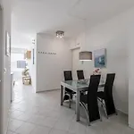 Апартаменты Sundowners Apartment, 52qm, Double & Two Single Beds, 10 Min From Old Town Of Сплит