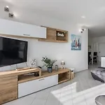 Апартаменты Sundowners Apartment, 52qm, Double & Two Single Beds, 10 Min From Old Town Of