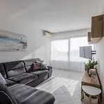 Sundowners Apartment, 52qm, Double & Two Single Beds, 10 Min From Old Town Of * Сплит