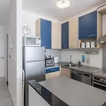 Апартаменты Sundowners Apartment, 52qm, Double & Two Single Beds, 10 Min From Old Town Of *