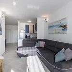 Sundowners Apartment, 52qm, Double & Two Single Beds, 10 Min From Old Town Of Сплит