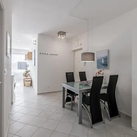 Apartament Sundowners Apartment, 52qm, Double & Single Bed, 10 Min From Old Town Of Split