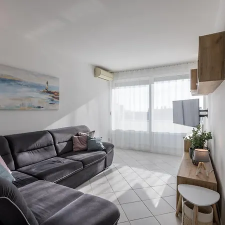Sundowners Apartment, 52qm, Double & Single Bed, 10 Min From Old Town Of * Split