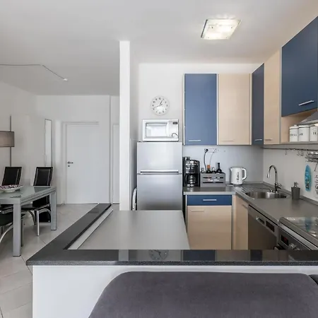 Sundowners Apartment, 52qm, Double & Single Bed, 10 Min From Old Town Of Apartment Split