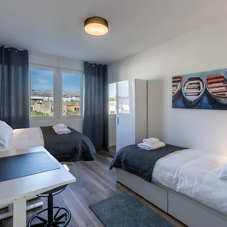 Sundowners Apartment, 52qm, Double & Two Single Beds, 10 Min From Old Town Of